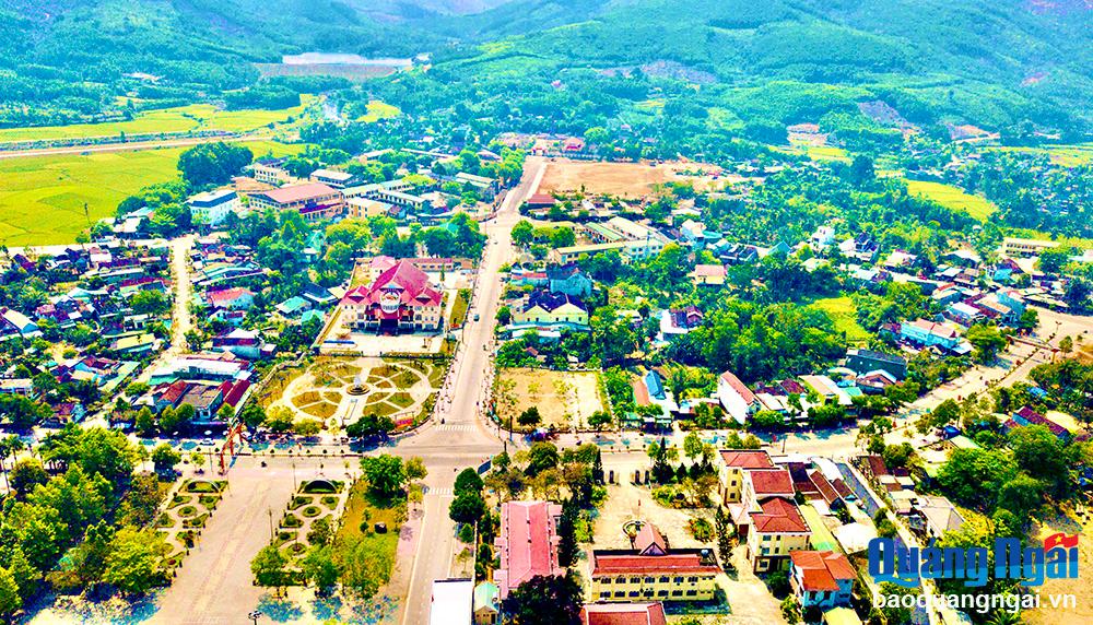 Trung tâm huyện Ba Tơ nhìn từ trên cao. Ảnh: VƯƠNG QUỐC