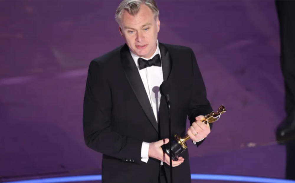 Christopher Nolan nhận giải thưởng Đạo diễn xuất sắc nhất.