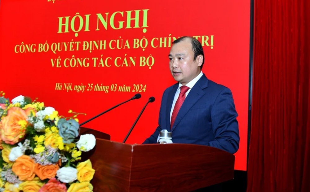 Tân Tổng Biên tập Tạp chí Cộng sản Lê Hải Bình phát biểu ý kiến nhận nhiệm vụ.