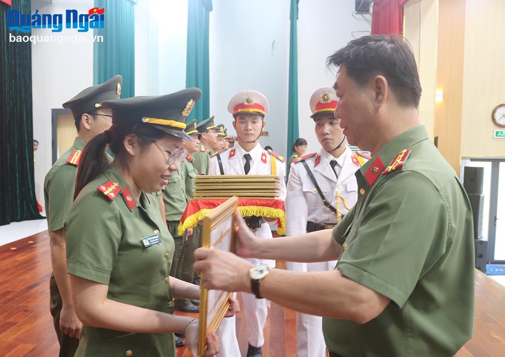 Đại tá Phan Công Bình - Bí thư Đảng ủy, Giám đốc Công an tỉnh trao tặng giấy khen cho các tập thể nhân có thành tích trong sơ kết 3 năm thực hiện Kết luận số 01 của Bộ Chính trị.