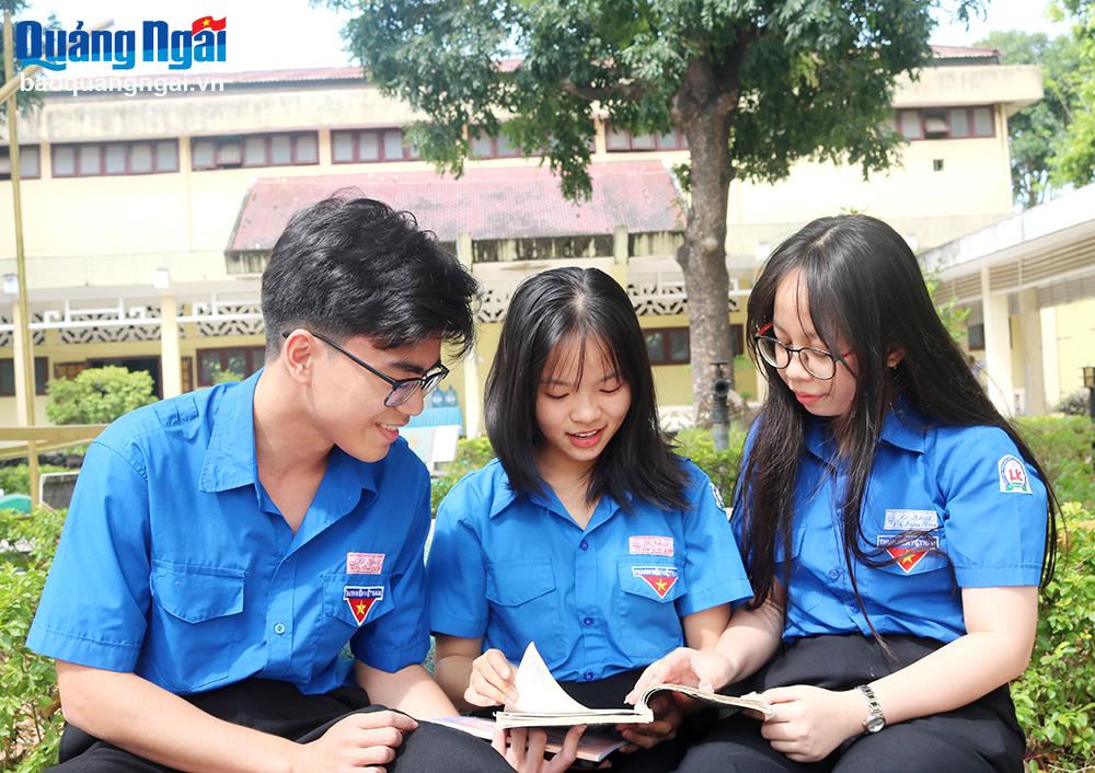 Học sinh lớp 12 Sử - Địa, Trường THPT Chuyên Lê Khiết tìm hiểu Quy chế thi tốt nghiệp THPT năm 2024.