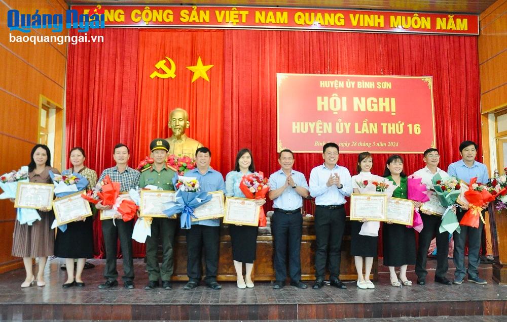 Lãnh đạo huyện Bình Sơn tặng giấy khen cho các tập thể có thành tích trong học tập và làm theo tư tưởng, đạo đức, phong cách Hồ Chí Minh.