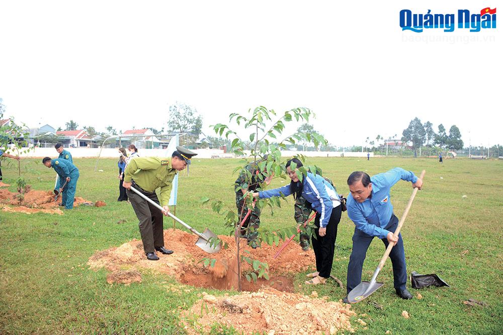 Tỉnh đoàn triển khai trồng cây xanh tại xã Hành Thuận (Nghĩa Hành).