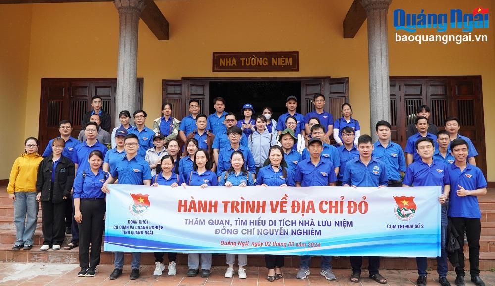 Các đoàn viên, thanh niên thuộc Đoàn Khối Cơ quan và Doanh nghiệp tỉnh tham quan, tìm hiểu di tích Nhà lưu niệm đồng chí Nguyễn Nghiêm tại xã Phổ Phong (Đức Phổ).

