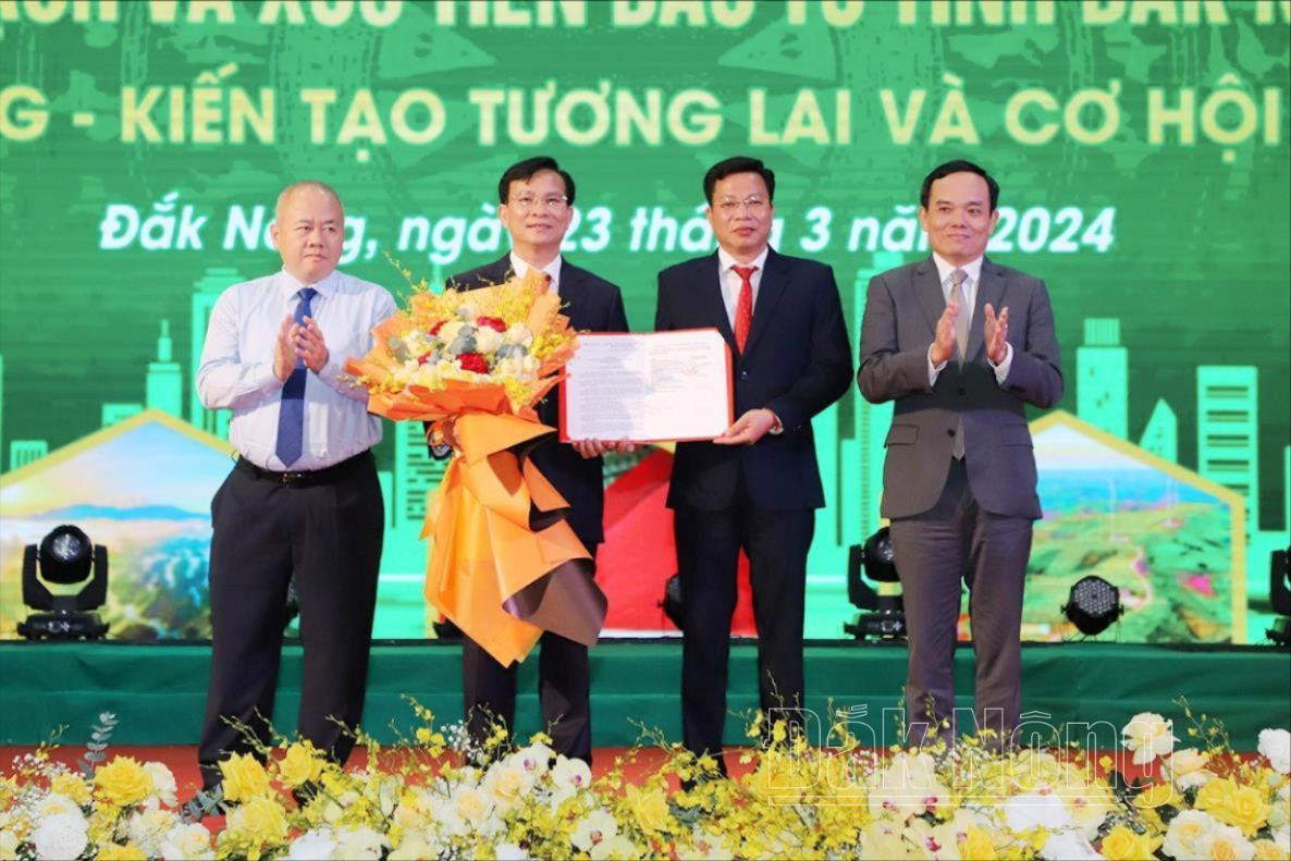 Lãnh đạo Tỉnh ủy, HĐND, UBND tỉnh Đắk Nông nhận quyết định phê duyệt Quy hoạch tỉnh Đắk Nông thời kỳ 2021-2030, tầm nhìn đến năm 2050.