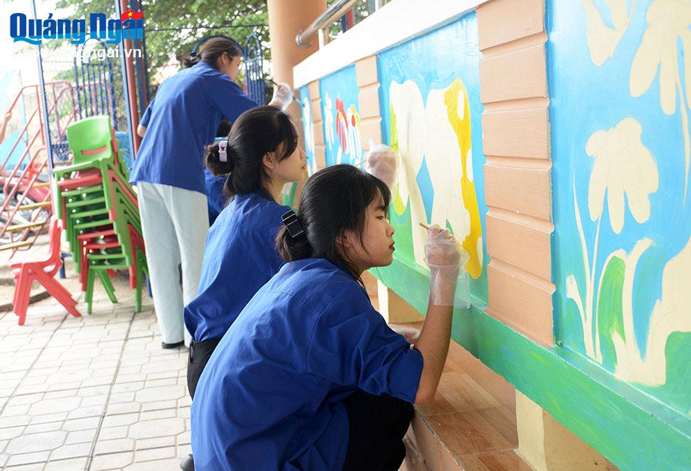 Đoàn viên, 
thanh niên 
huyện Sơn Tịnh vẽ tranh làm đẹp điểm trường mầm non ở xã Tịnh Hiệp.
 Ảnh: K.NGÂN
