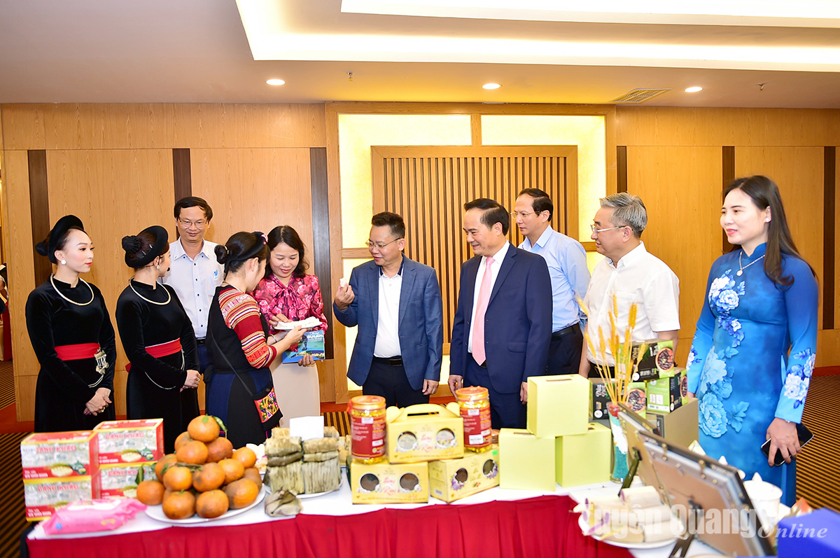 Đồng chí Hoàng Việt Phương, Phó Chủ tịch UBND tỉnh giới thiệu các sản phẩm OCOP
của tỉnh Tuyên Quang tại hội nghị truyền thông. Ảnh: Thanh Phúc