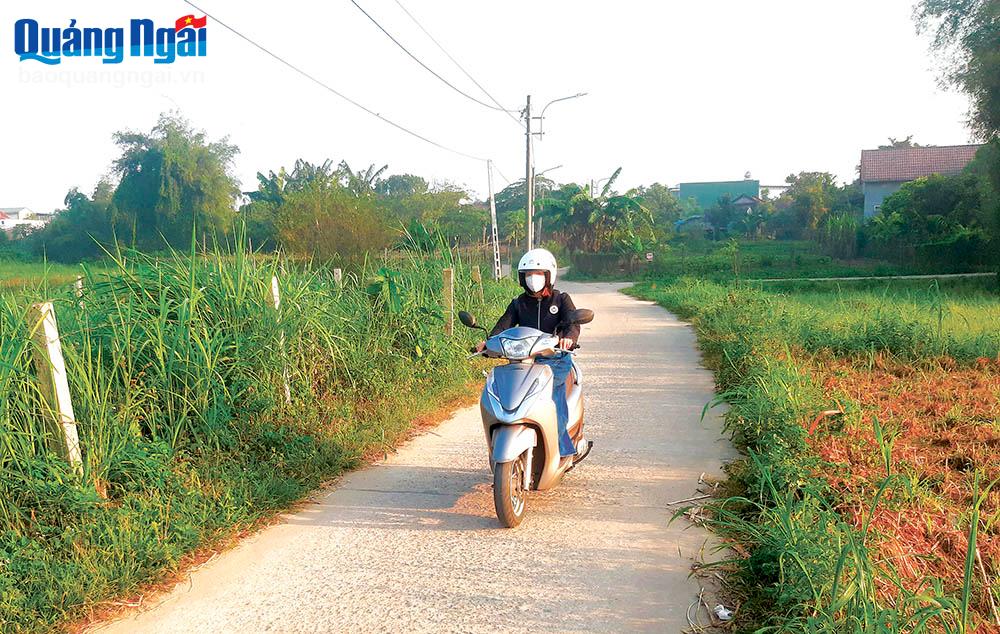Đường bê tông nông thôn ở xã Tịnh An (TP.Quảng Ngãi) sẽ được thu hồi để thực hiện dự án Đường Hoàng Sa - Dốc Sỏi.     
       ảnh: BÁ SƠN
