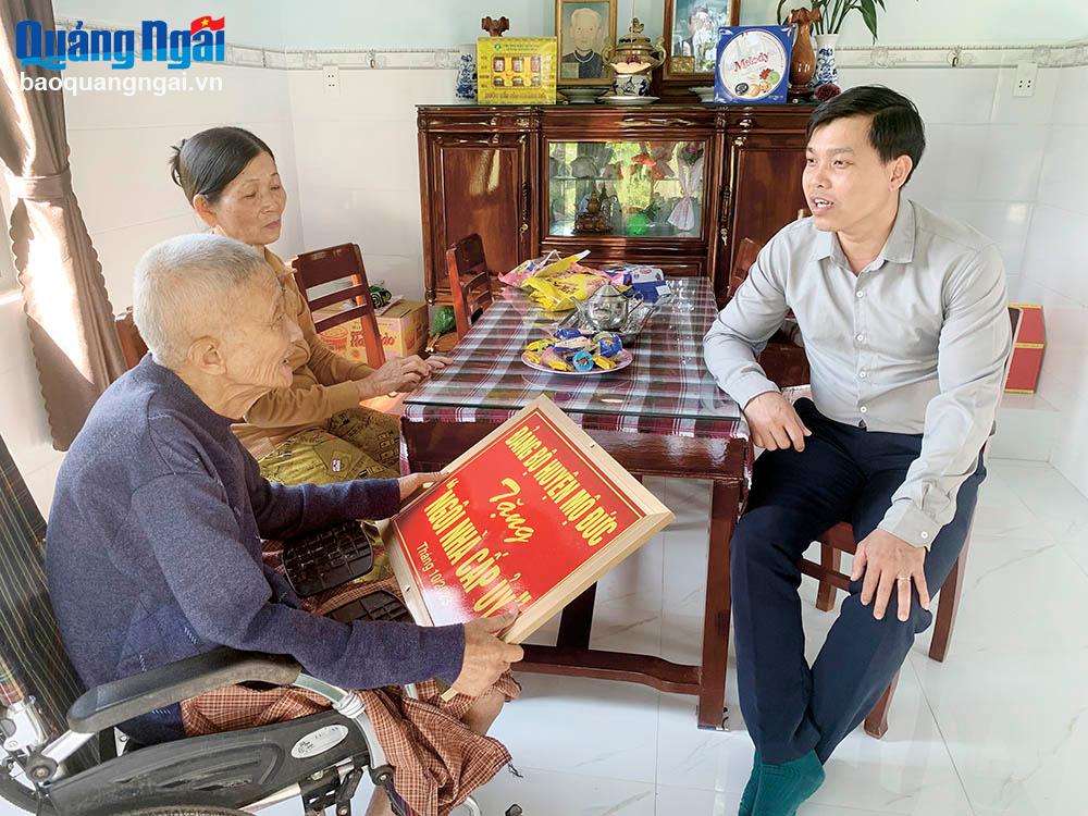 Đảng viên Bùi Khánh Dư, ở xã Đức Chánh (Mộ Đức), chia sẻ niềm vui khi có nhà mới với cán bộ Ban Tuyên giáo Huyện ủy Mộ Đức.