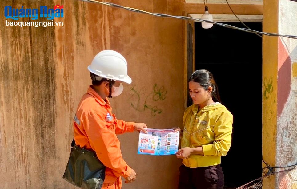 Nhân viên điện lực tuyên truyền sử dụng điện an toàn, tiết kiệm cho người dân tại xã Ba Vinh (Ba Tơ).