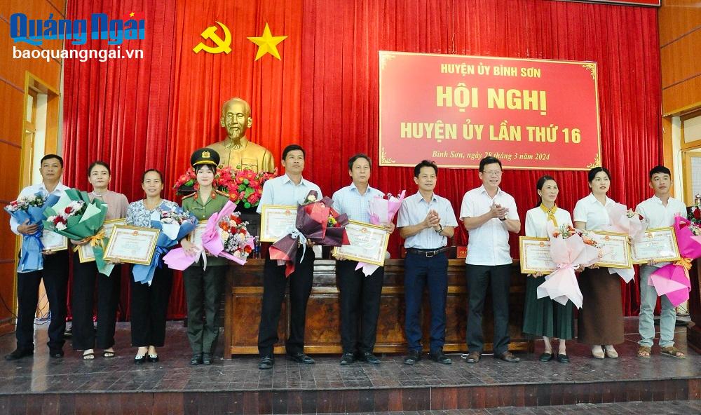 Khen thưởng các cá nhân có thành tích trong học tập và làm theo tư tưởng, đạo đức, phong cách Hồ Chí Minh. 
