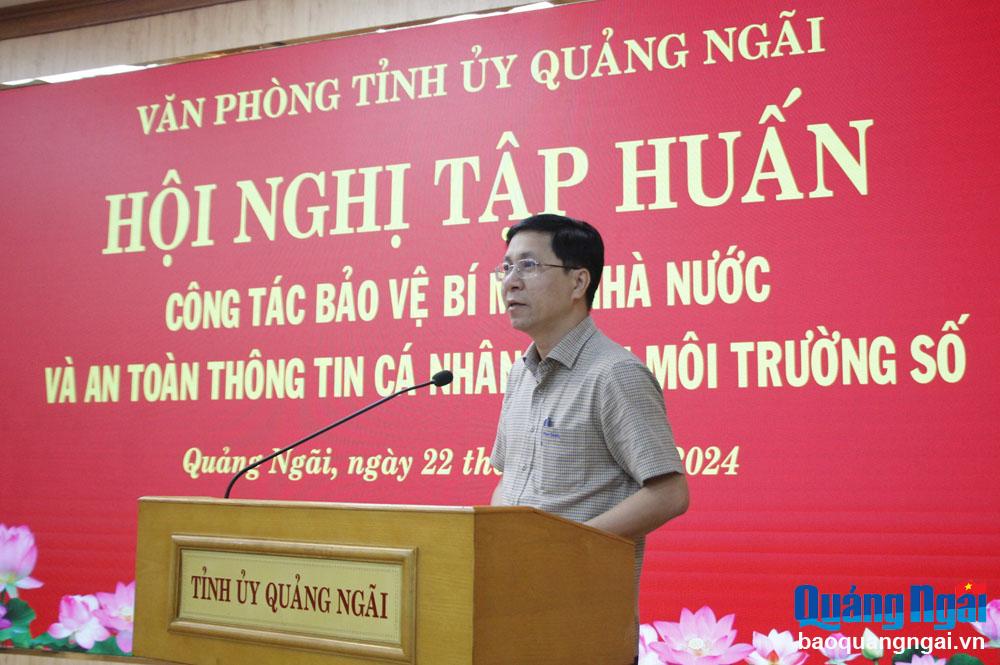 Chánh văn phòng Tỉnh ủy Đặng Minh Thảo phát biểu tại buổi tập huấn.