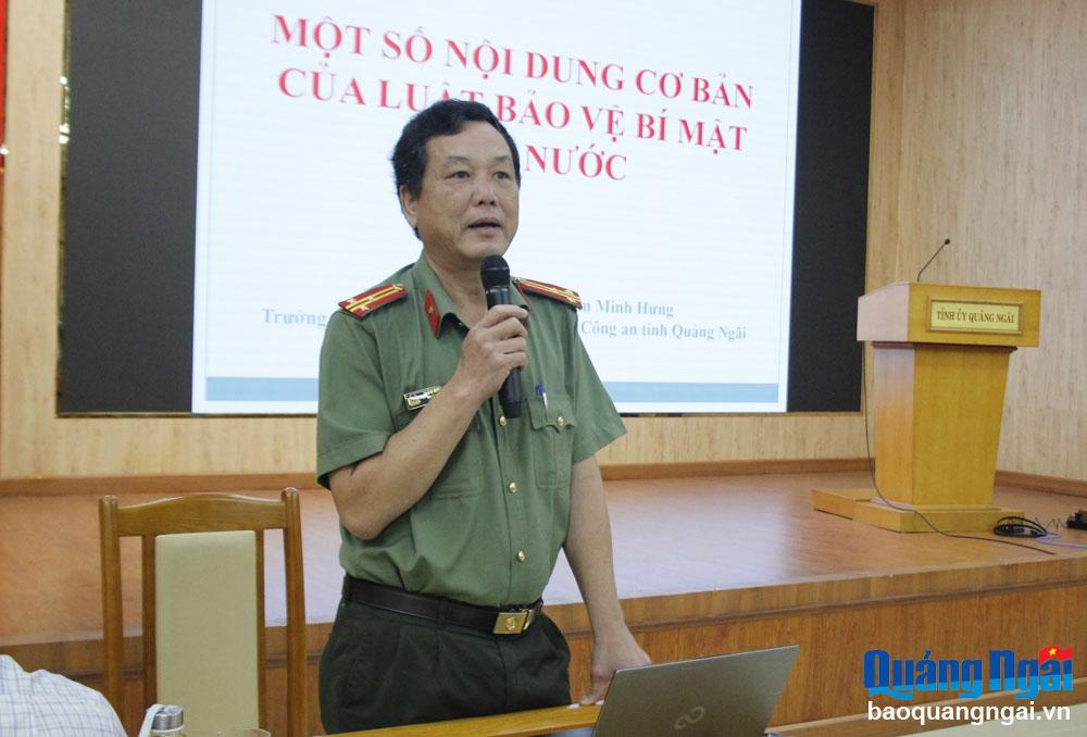 Thượng tá Trần Minh Hưng, Trưởng phòng An ninh chính trị nội bộ, Công an tỉnh trao đổi tại buổi tập huấn.