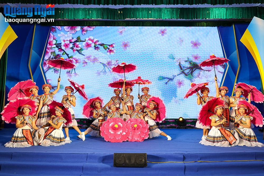 Tiết mục dân vũ hiện đại, sôi nổi trên nền nhạc âm hưởng Tây Bắc của Hội LHPN huyện Nghĩa Hành.