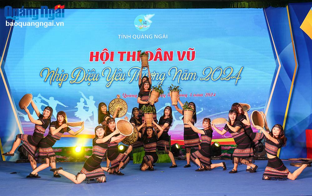 Tiết mục dân vũ thể thao mang đậm bản sắc dân tộc Hrê của Hội LHPN huyện Minh Long.