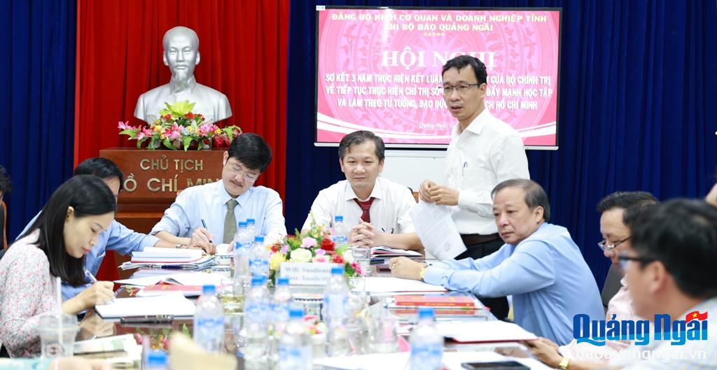 Phó Trưởng ban Thường trực ban Tổ chức Tỉnh ủy Huỳnh Đức Minh trao đổi tại hội nghị.