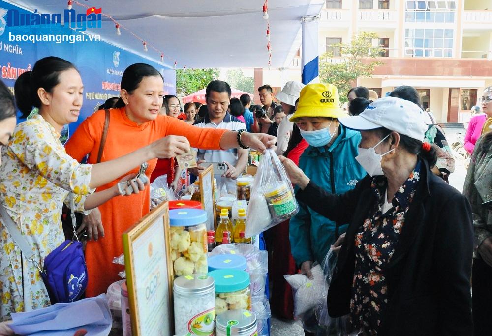 Cán bộ, hội viên phụ nữ trưng bày, giới thiệu các sản phẩm khởi nghiệp tại Phiên chợ “Hương vị quê”.