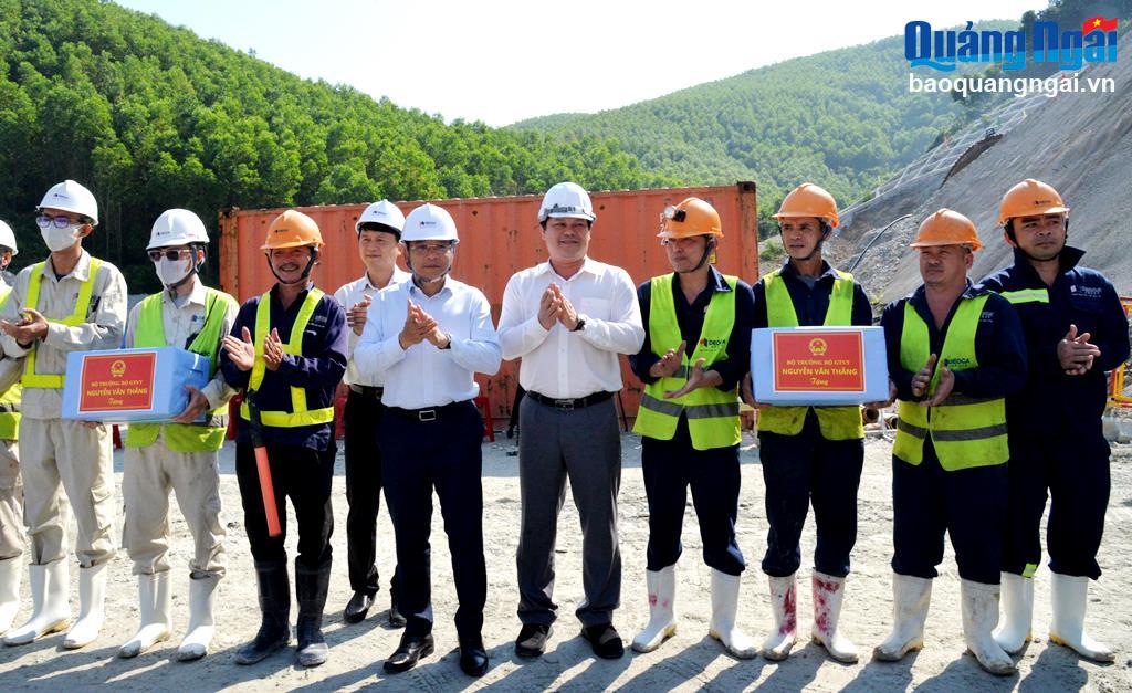 Bộ trưởng Bộ GTVT Nguyễn Văn Thắng tặng quà động viên các công nhân thi công công trình cao tốc Bắc - Nam đoạn qua tỉnh Quảng Ngãi.