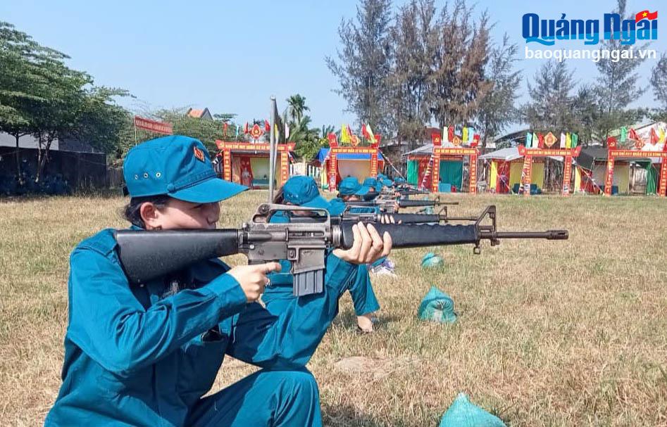 Dân quân huyện Bình Sơn thực hành nội bắn súng.