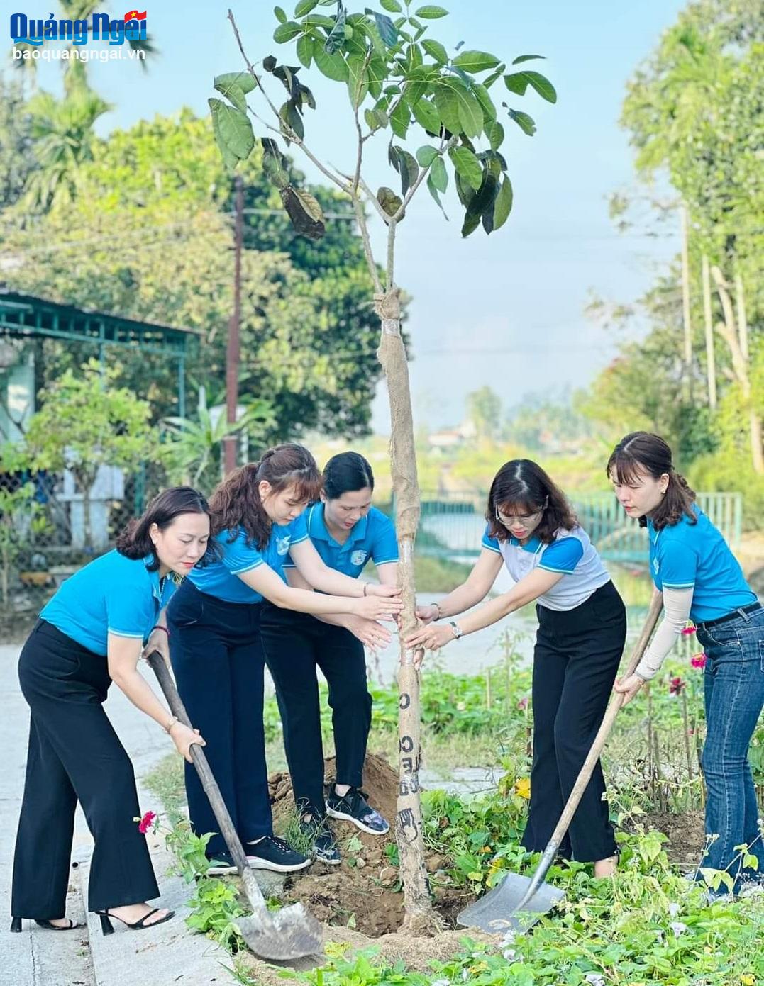 Cây xanh được trồng tại lễ ra quân.