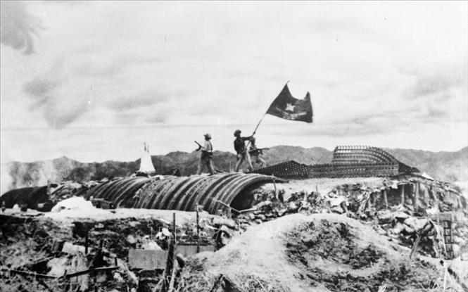 Chiều 7/5/1954, lá cờ Quyết chiến - Quyết thắng của quân đội nhân dân Việt Nam tung bay trên nóc hầm tướng De Castries. Chiến dịch lịch sử Điện Biên Phủ đã toàn thắng. Ảnh: TL