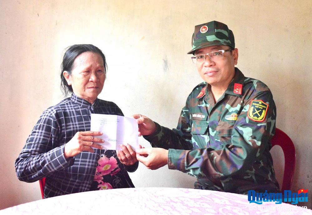 Thượng tá Trương Sông Trà- Chính trị viên Ban CHQS huyện Sơn Tịnh tặng quà cho bà Võ Thị Hẹn, là hộ nghèo tại xóm 4, thôn Thọ Bắc, xã Tịnh Thọ.