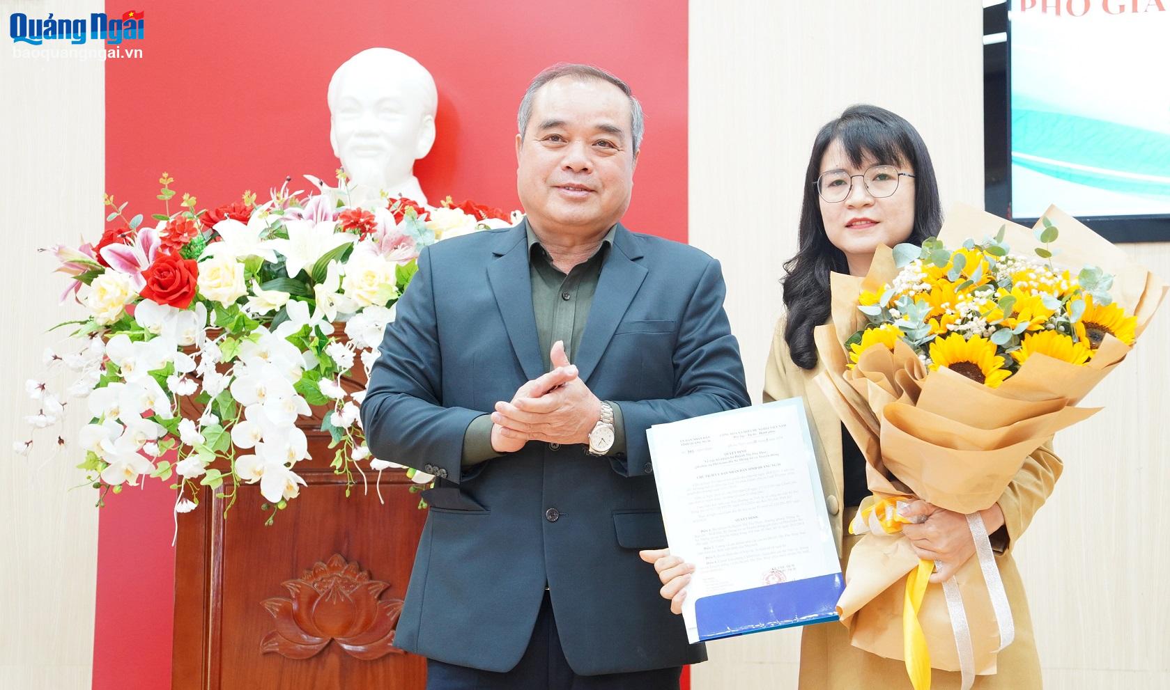 Phó Chủ tịch Thường trực UBND tỉnh Trần Hoàng Tuấn trao quyết định bổ nhiệm tân Phó Giám đốc Sở TT&TT.