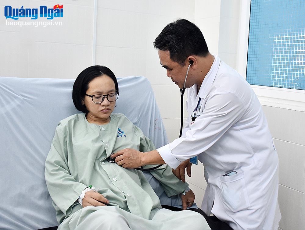 Bác sĩ Nguyễn Xuân Minh thăm, khám, kiểm tra sức khỏe sản phụ Lê Thị Yến Nhi sau mổ.