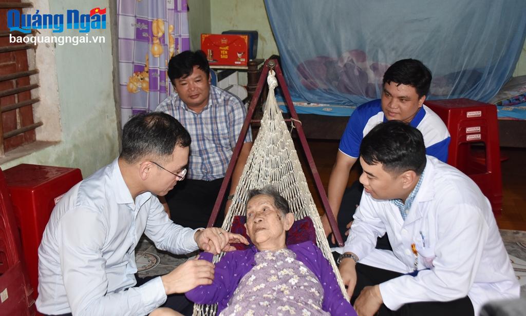 Đoàn đến thăm hỏi Mẹ VNAH Phạm Thị Điền, ở xã Bình Tân Phú (Bình Sơn).