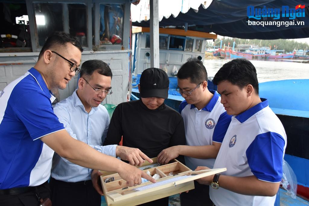 Đoàn tặng tủ thuốc y tế và hướng dẫn ngư dân xã Bình Châu (Bình Sơn) cách sử dụng.