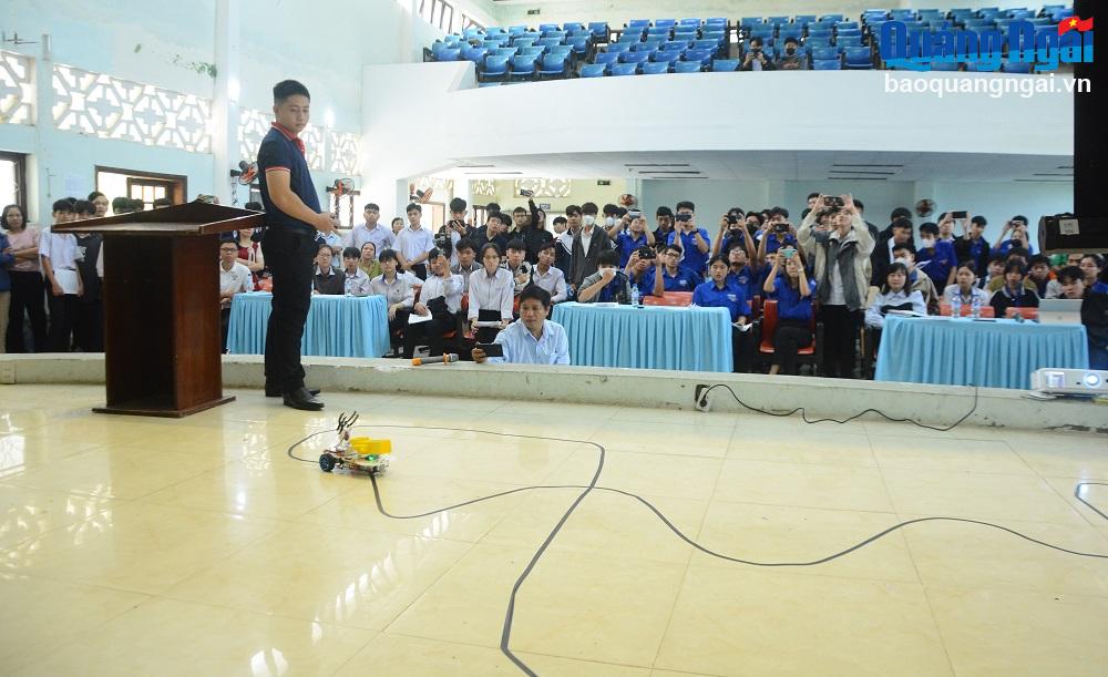 Giảng viên của Trường Đại học Sư phạm Kỹ thuật TP.Hồ Chí Minh hướng dẫn cho các đội dự thi.