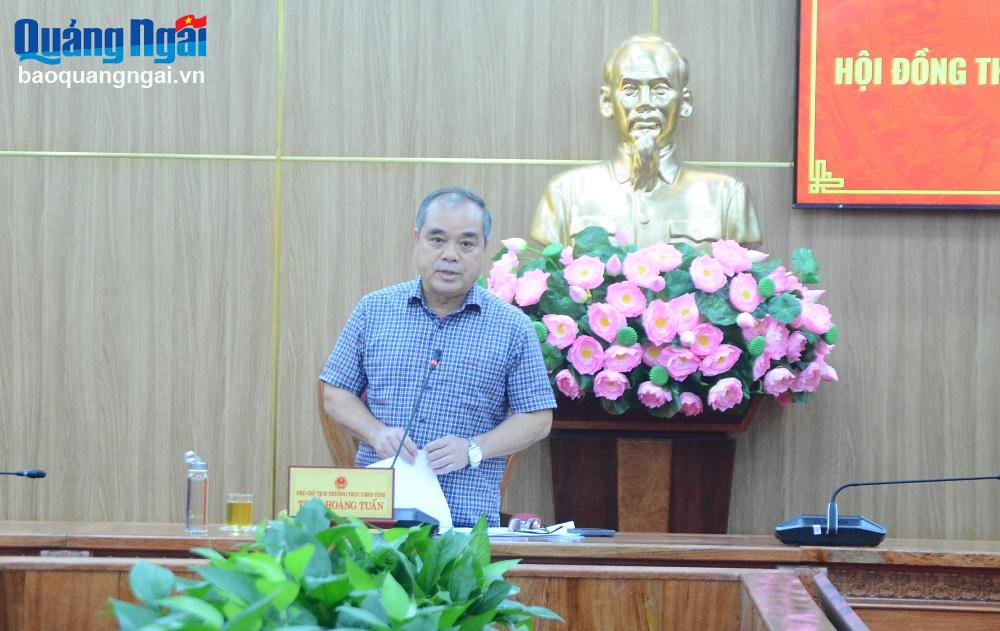 Phó Chủ tịch Thường trực UBND tỉnh Trần Hoàng Tuấn phát biểu chỉ đạo cuộc họp.