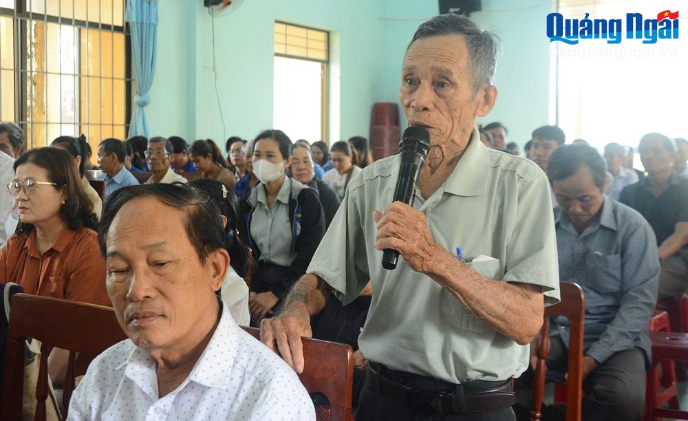 Ông Nguyễn Tấn Bảy, ở thôn An Hòa Bắc, xã Nghĩa Thắng kiến nghị tại buổi đối thoại.