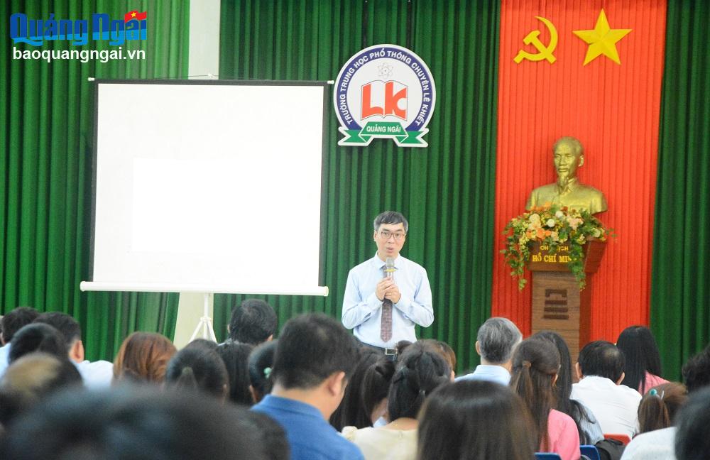 PGS.TS Lê Minh Hà, Giám đốc Điều hành Viện nghiên cứu cao cấp về Toán phát biểu tại ngày hội.