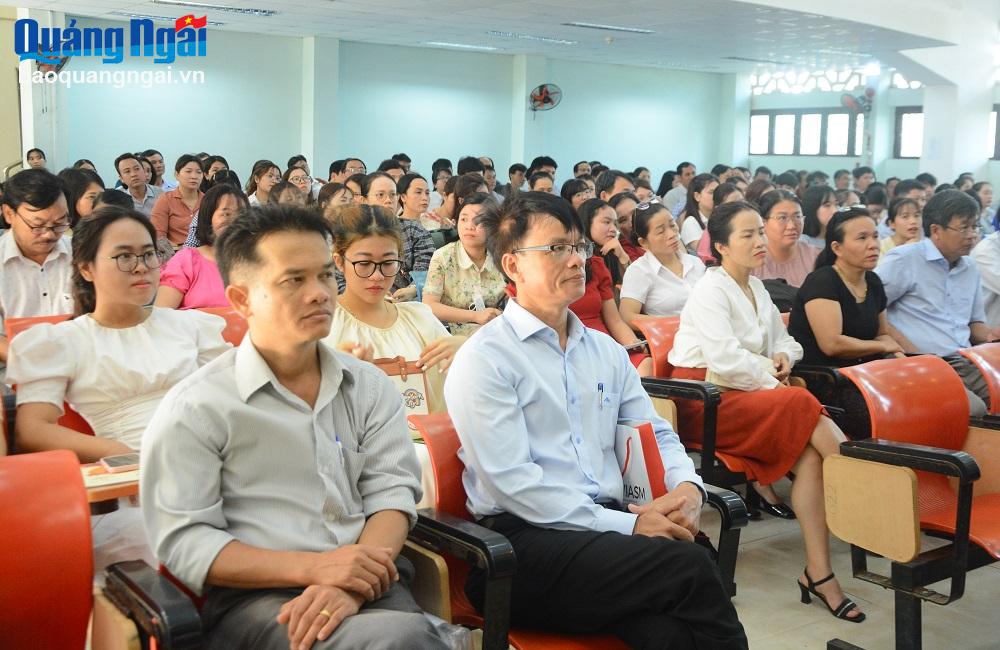 Ngày hội thu hút 160 giáo viên dạy môn Toán ở các trường THCS và THPT tham dự.