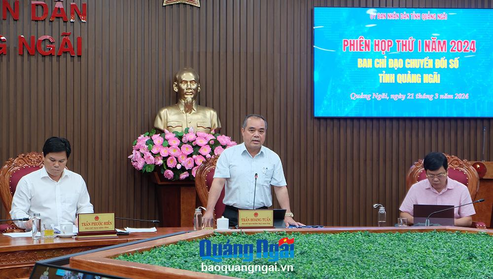 Phó Chủ tịch Thường trực UBND tỉnh Trần Hoàng Tuấn phát biểu tại phiên họp.