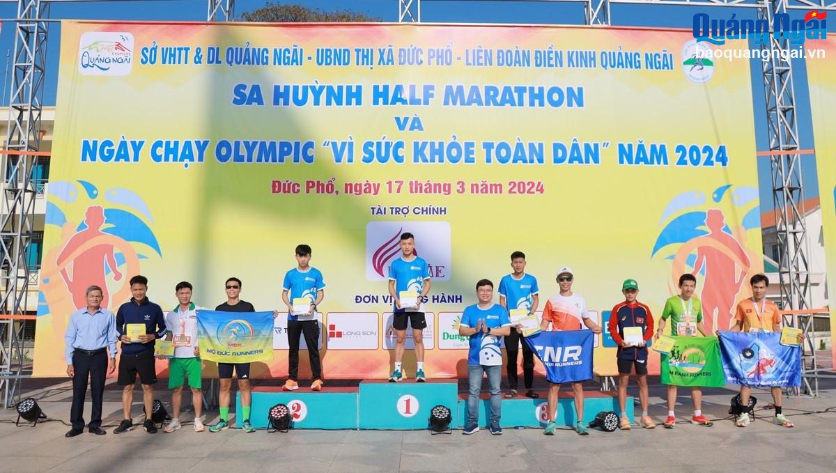 Ban tổ chức trao giải cho các vận động viên ở cự ly nam 10km.