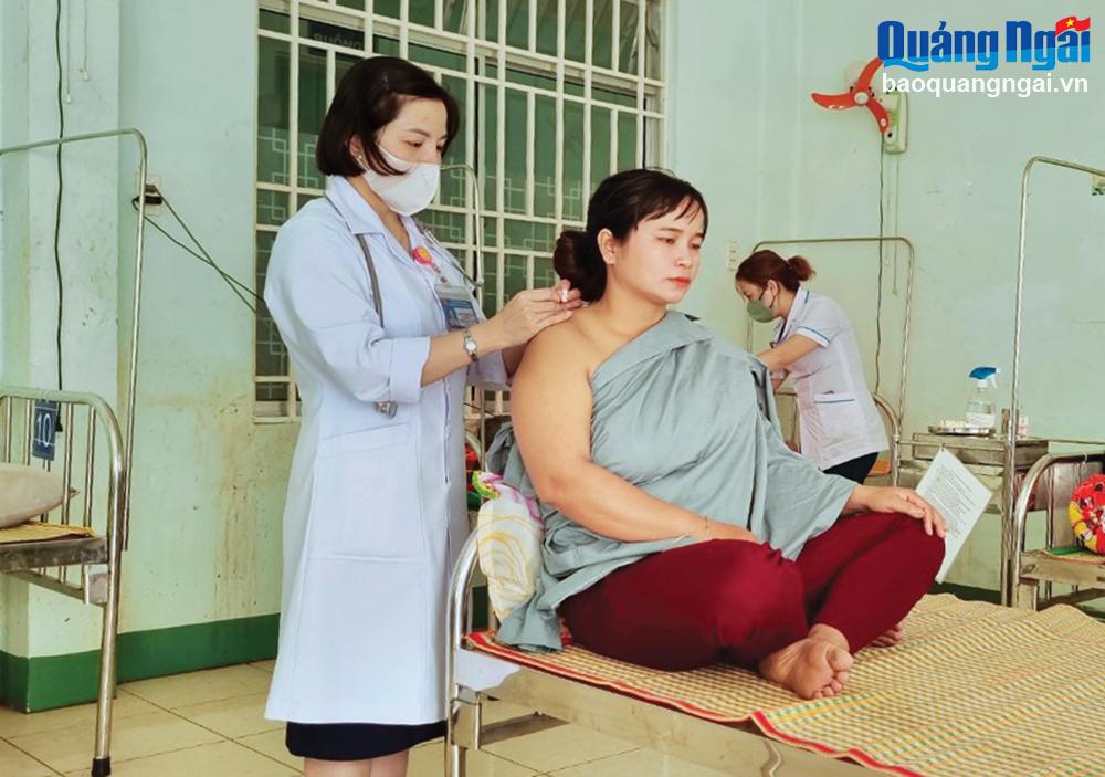Bác sĩ Chuyên khoa I Nguyễn Thị Kiều Oanh, Phó Giám đốc Trung tâm Y tế huyện Sơn Tây thăm khám cho người bệnh.
