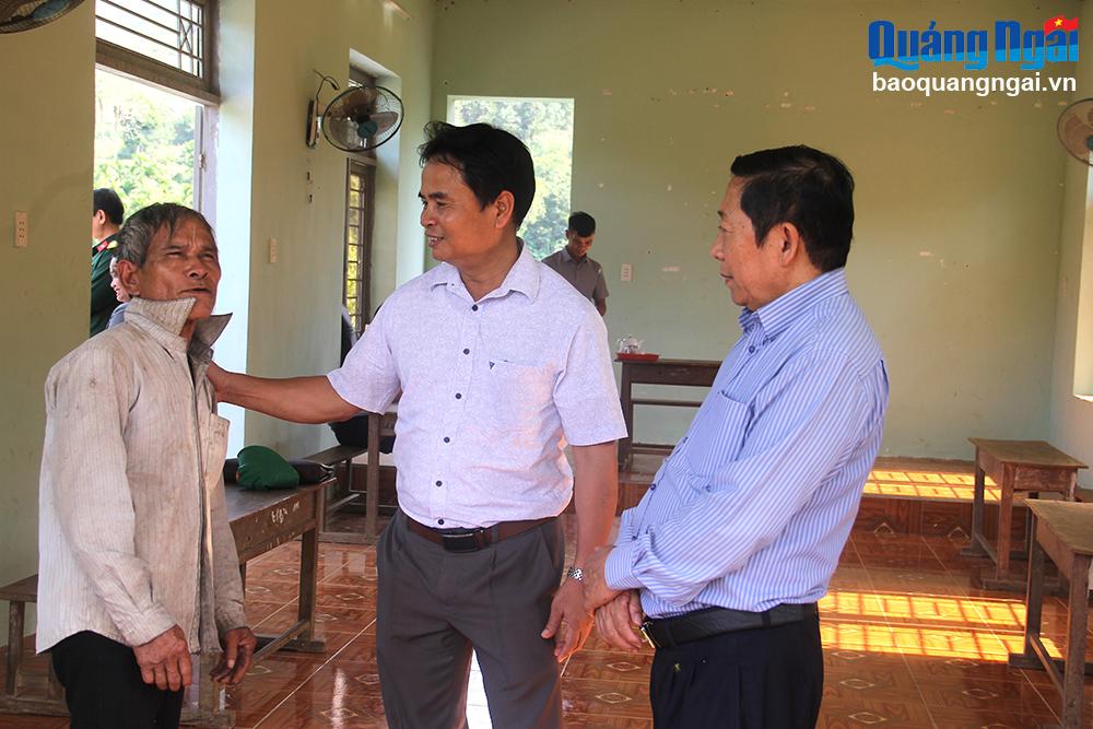 Lãnh đạo huyện Ba Tơ trò chuyện, trao đổi với người dân thôn Làng Tốt, xã Ba Lế.