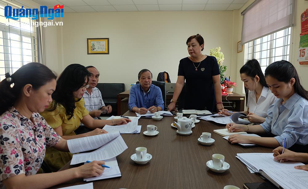 Giám đốc Bưu điện tỉnh Phan Thị Hồng Minh phát biểu tại buổi làm việc.