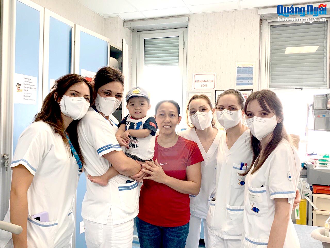 Chị Nguyễn Thị Ngọc Hằng và cháu Nguyễn Anh Lộc cùng các y tá của Bệnh viện Bambino Gesu (Ý). 
Ảnh: NVCC