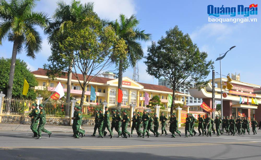 Lực lượng vũ trang tỉnh tham gia “Ngày chạy thể thao CISM” tại lễ ra quân.