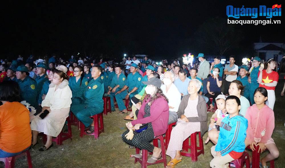 Ban CHQS huyện Sơn Tịnh tổ chức đêm văn nghệ “Thắm tình quân dân” phụ vụ bà con tại địa bàn đóng quân.