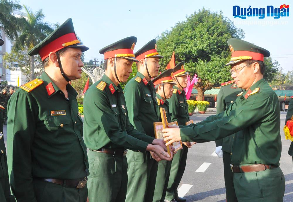 Bộ CHQS tỉnh khen thưởng cho các tập cá nhân có thành tích xuất sắc trong Đợt thi đua chào mừng 94 năm ngày thành lập Đảng Cộng sản Việt Nam (3/2/1930-3/2/2024).