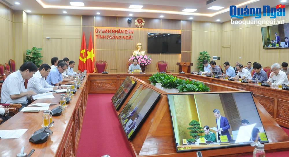 Đại biểu của tỉnh dự phiên họp trực tuyến tại điểm cầu Quảng Ngãi.