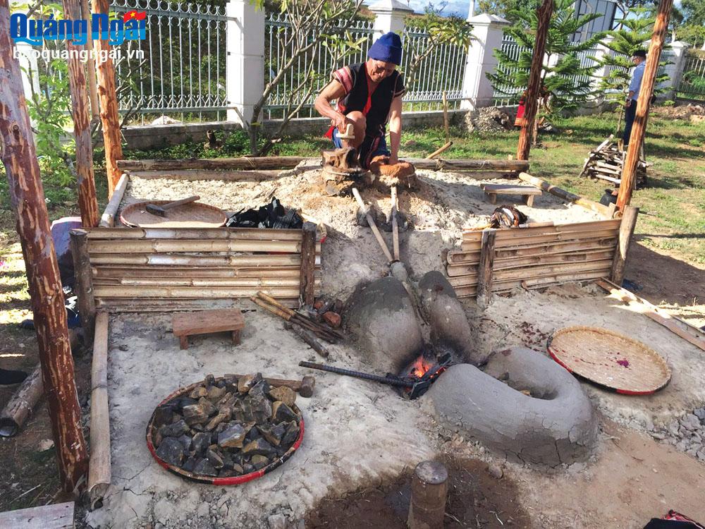 Mô hình lò rèn luyện sắt của người 
Xơ Đăng tại Bảo tàng tỉnh Kon Tum. 