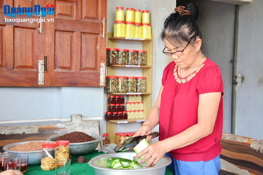 Chị Trần Thị Minh Phụng, ở thôn An Thọ, xã Tịnh Sơn (Sơn Tịnh) đang chế biến sản phẩm trà bí đao.	