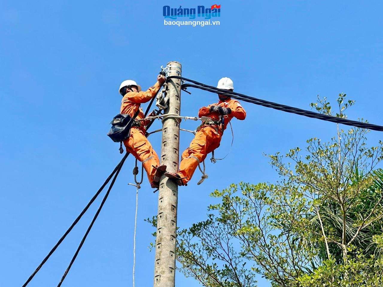 Công nhân Điện lực Sơn Tịnh thao tác đấu nối đường dây cấp điện trở lại sau sự cố sáng 12/3/2024 tại phường Trương Quang Trọng (TP/Quảng Ngãi)