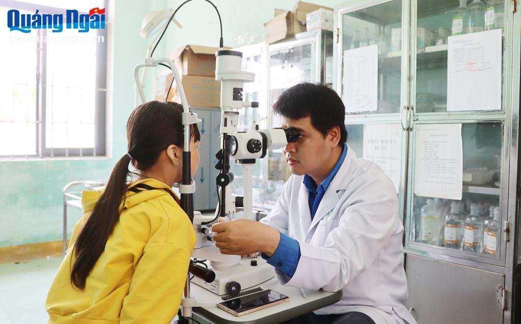 Bác sĩ khám mắt cho trẻ em huyện Lý Sơn.