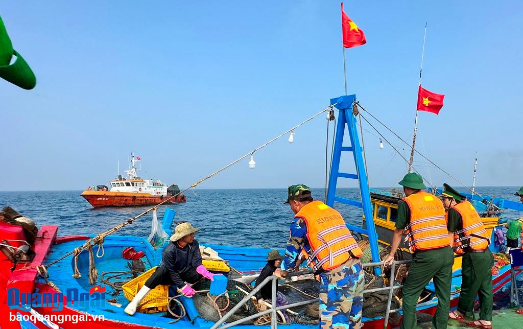 Bộ đội Biên phòng Quảng Ngãi kiểm soát tàu cá hoạt động trên biển.